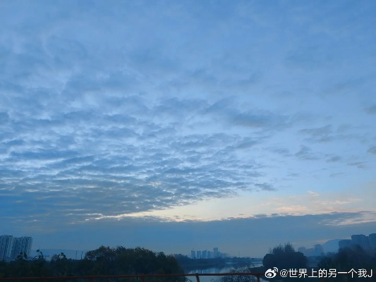 周一的早晨，天是灰的